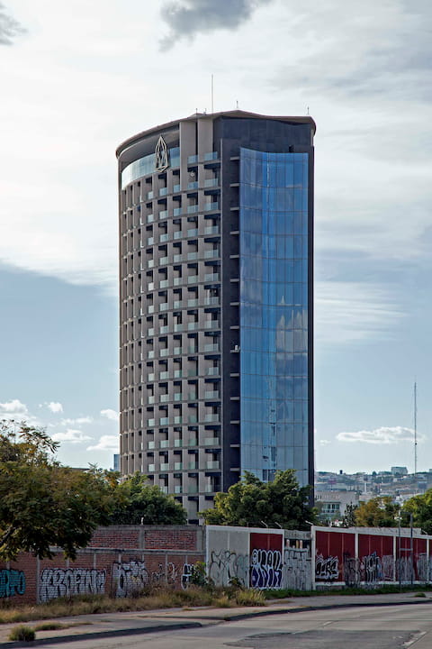 Adamant Leon I Exteriores